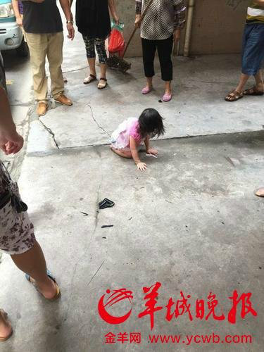 女童5樓墜下