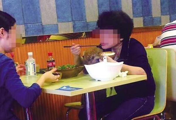 母女吃飯與狗同桌
