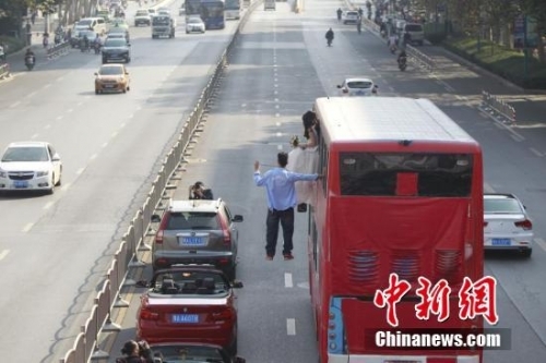 鄭州現懸浮婚禮