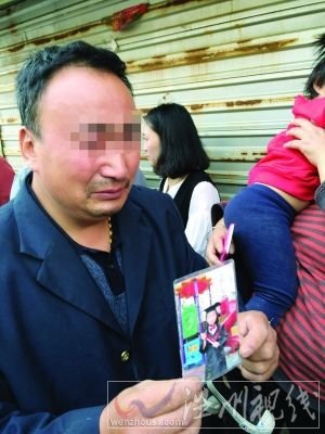 被害女童父親拿著她生前照片