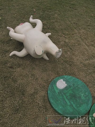 公園一個(gè)胡巴雕像頭發(fā)被揪