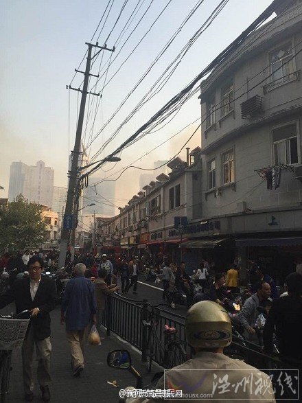 上海新昌路一居民樓著火