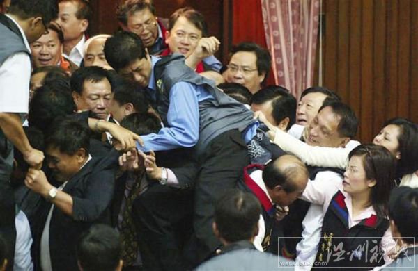 荷蘭11名市長同時辭職