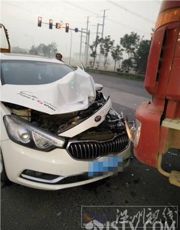 女司機車禍后現場撒錢