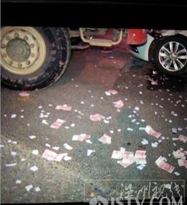 女子撞車后大發脾氣