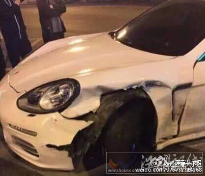 保時捷車頭受損