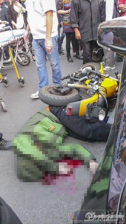 男子被摩托車(chē)壓住