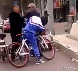 老人掌摑學(xué)生畫面曝光