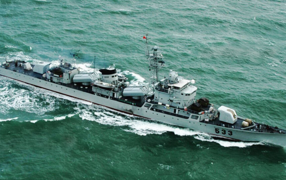 蘭州號(hào)導(dǎo)彈艦對(duì)闖南沙美艦予以警告