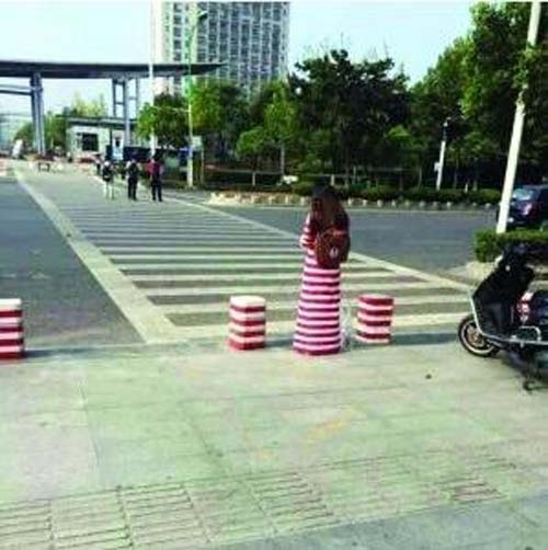 女生與隔離墩撞衫