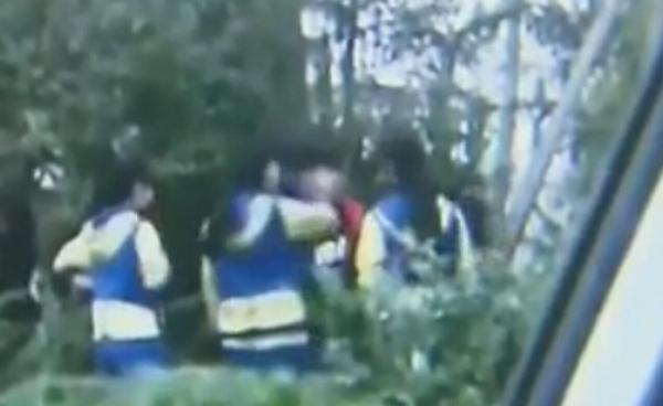 中學(xué)女生圍毆男生