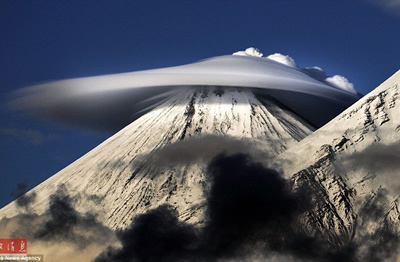 俄羅斯飛碟云 堪察加半島火山頂?shù)娘w碟云奇觀