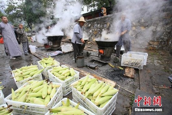 少林寺免費煮玉米送游客吃