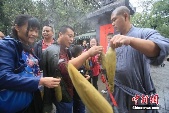 少林寺免費煮玉米送游客吃