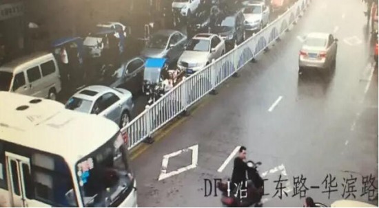 瑞安女司機撞協警