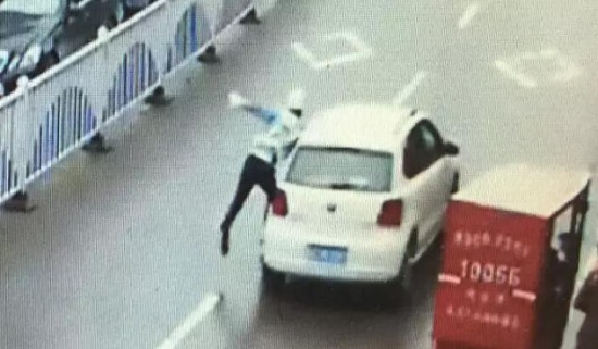 瑞安女司機撞協警