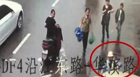 瑞安女司機撞協警
