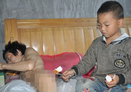 7歲娃照顧父親