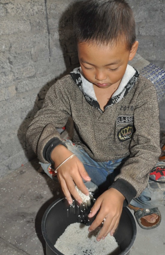 7歲娃照顧父親