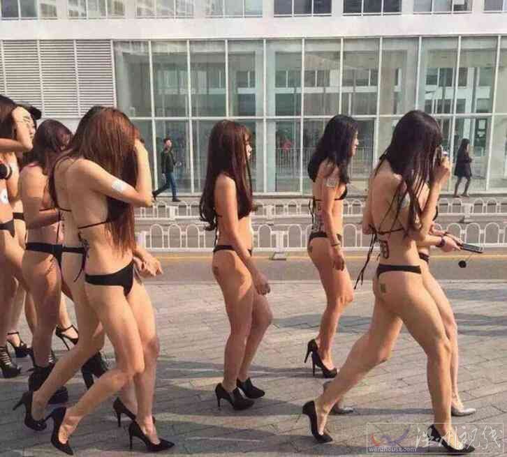 大冬天就穿個(gè)比基尼逛街