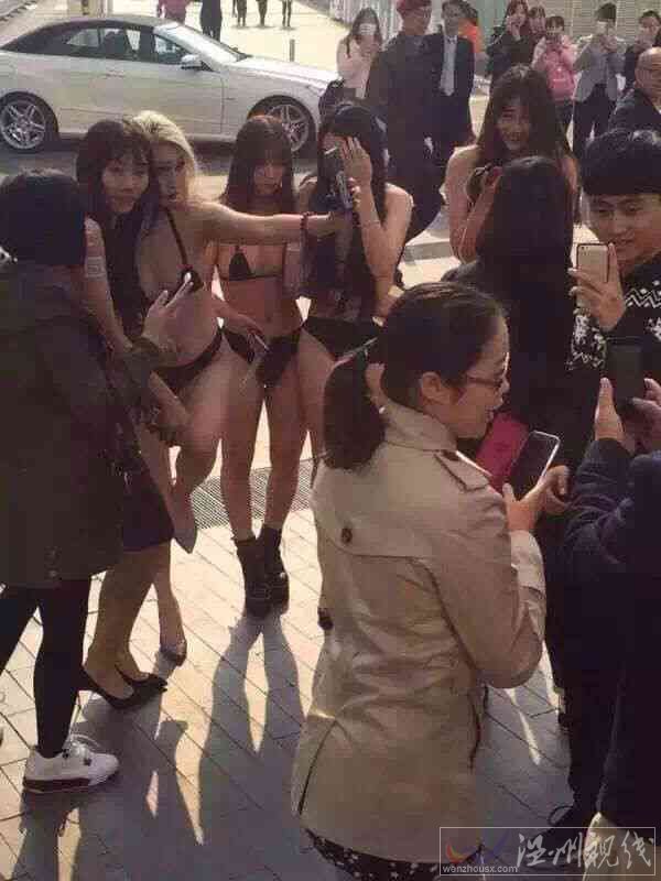 這些模特光著身子在在街上