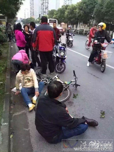 浦東金楊路轎車車禍現(xiàn)場(chǎng)