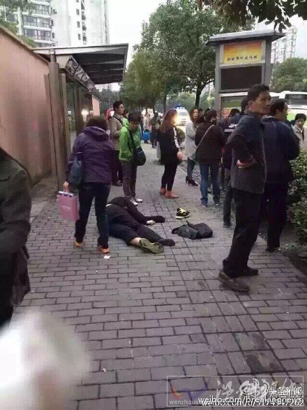 上海浦東一轎車沖進(jìn)人群發(fā)生車禍