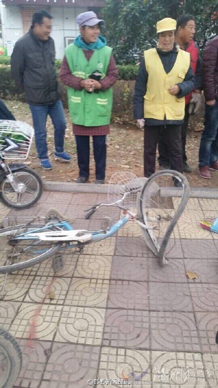 學院北路路口發(fā)生車禍