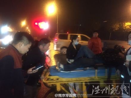 一名騎電動(dòng)車的男子被撞傷