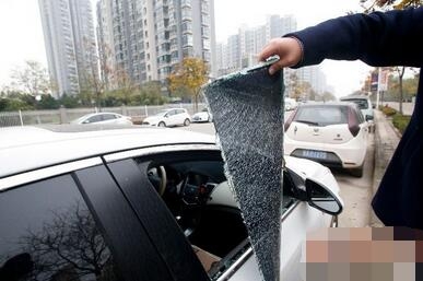 小區(qū)50輛車被砸