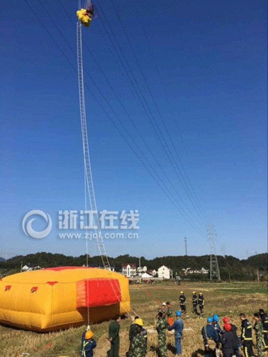 男子玩滑翔傘遇險(xiǎn)