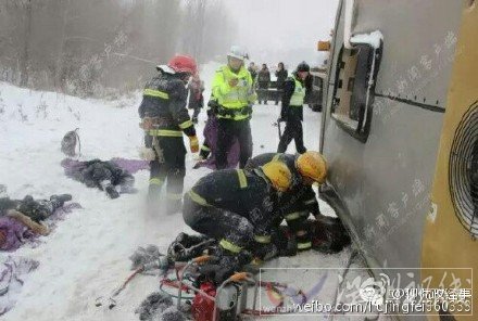 哈牡高速一大巴車側翻
