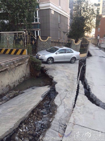 溫州錦東家園小區(qū)旁道路出現(xiàn)大面積塌陷