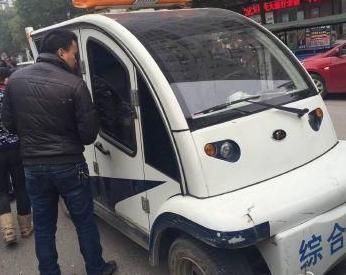 學生遭執(zhí)法車撞死