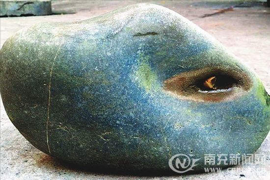 男子江邊撿到奇石