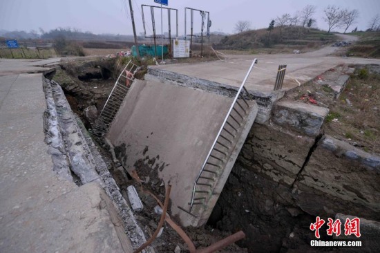 村莊遍地采空區