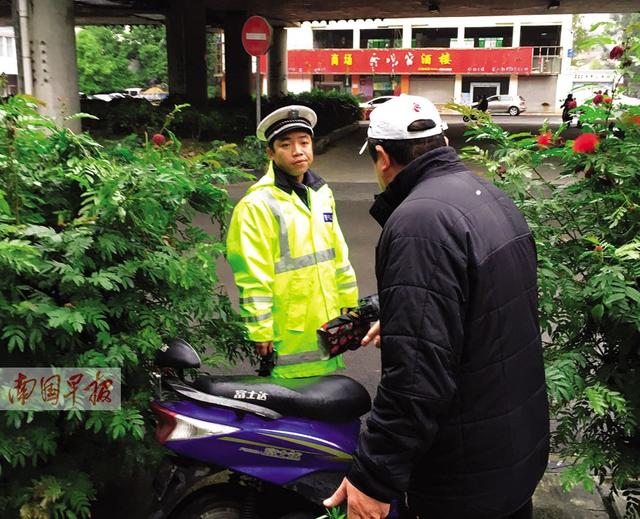 協警躲樹叢拍違法車輛