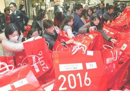 中國游客哄搶福袋