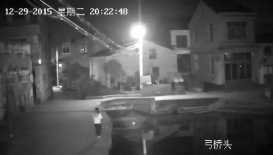女子低頭玩手機掉進河里淹死