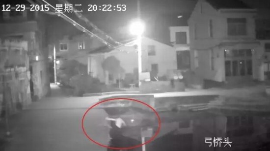 女子低頭玩手機掉進河里淹死