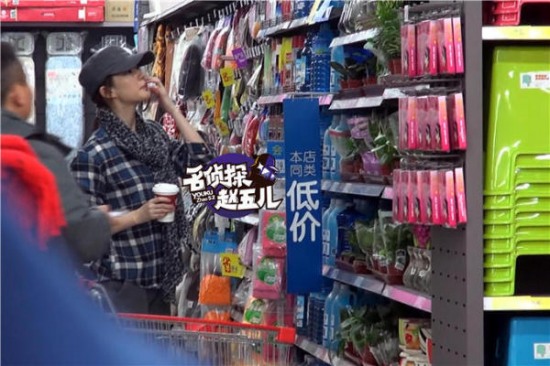 劉亦菲帶助理逛街