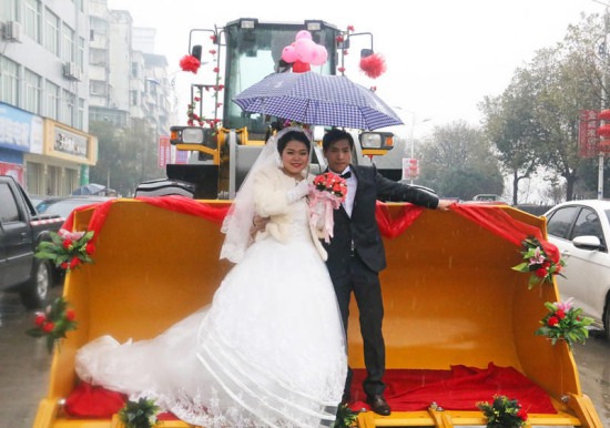 小伙挖掘機(jī)當(dāng)婚車