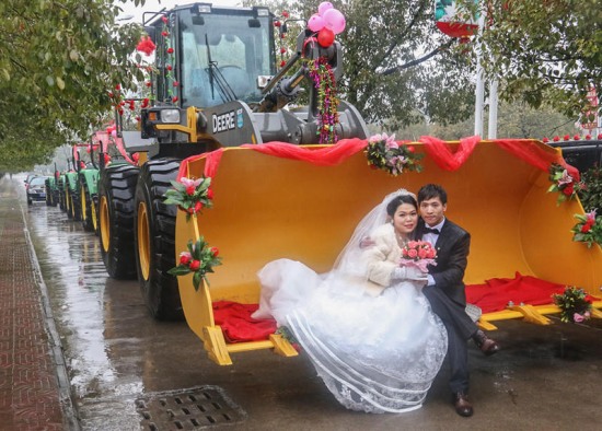 小伙挖掘機(jī)當(dāng)婚車