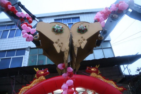 小伙挖掘機(jī)當(dāng)婚車