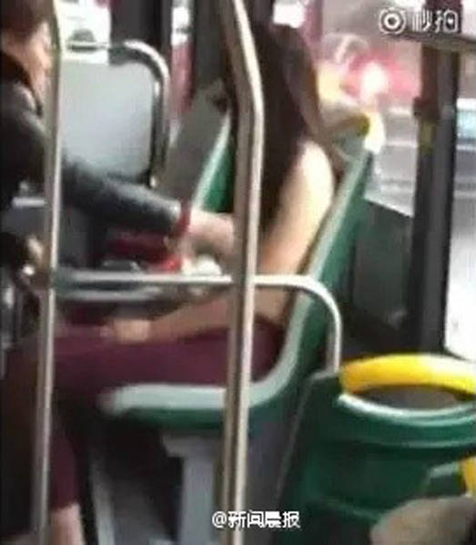 大媽為脫光女披衣