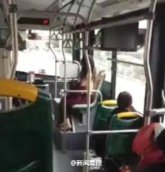 大媽為脫光女披衣
