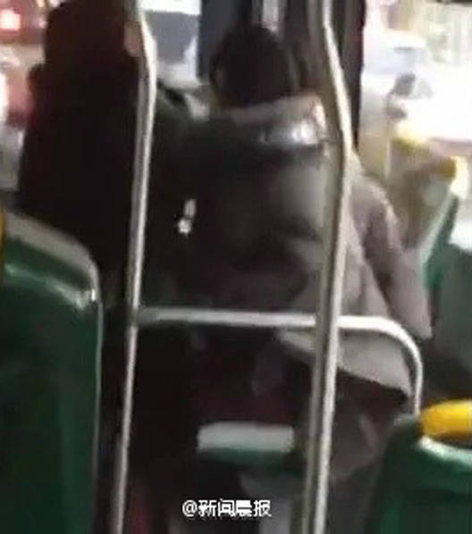 大媽為脫光女披衣