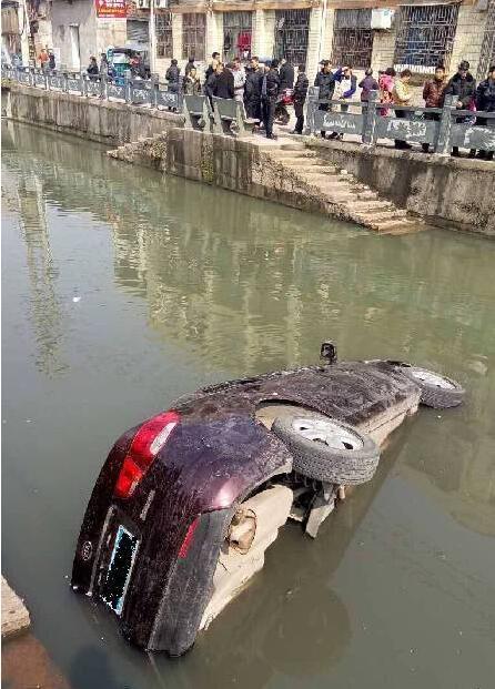瑞安女司機倒車墜河