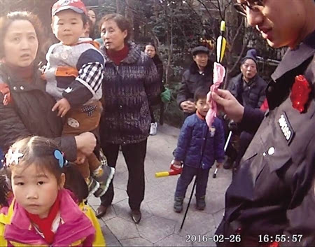 老太散步時(shí)中箭