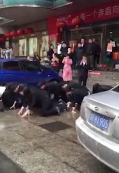 員工當街下跪爬行